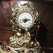 Reloj y candelabros de bronce - 5