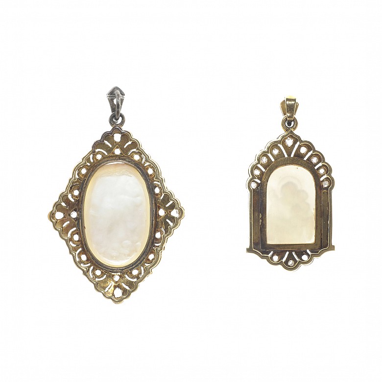 Two 18 k yellow gold medals, with mother-of-pearl