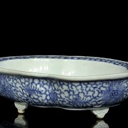 Recipiente de porcelana con lotos, azul y blanco - 1