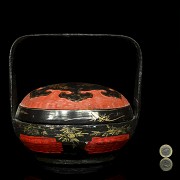 Recipiente de madera lacada y policromada, dinastía Qing