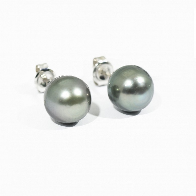 Earrings in 18k white gold with Tahiti pearls.