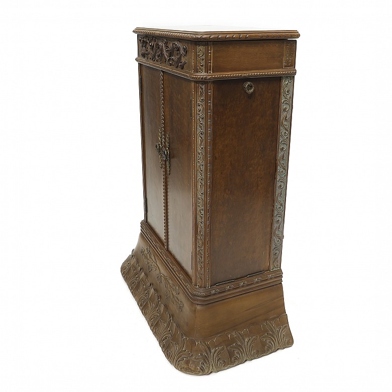 Vicente Andreu, between 1954 and 1968. Bar cabinet with carved decoration.