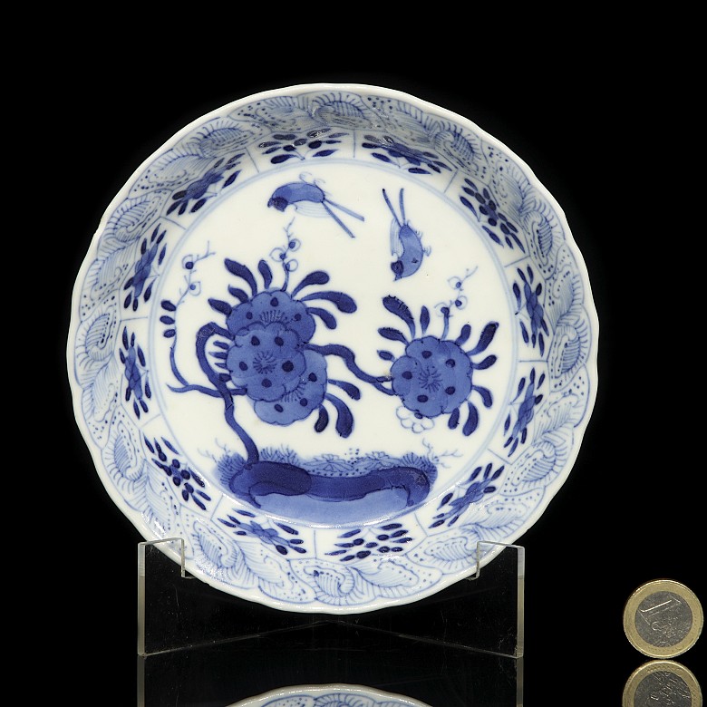 Plato de cerámica azul y blanco 
