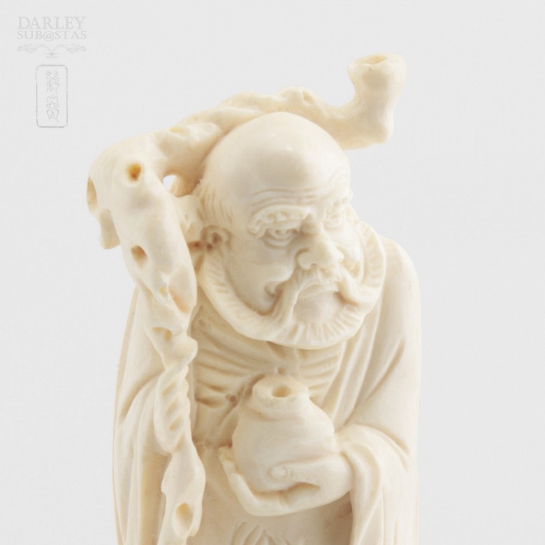 Figure of an elder carved in ivory - 1