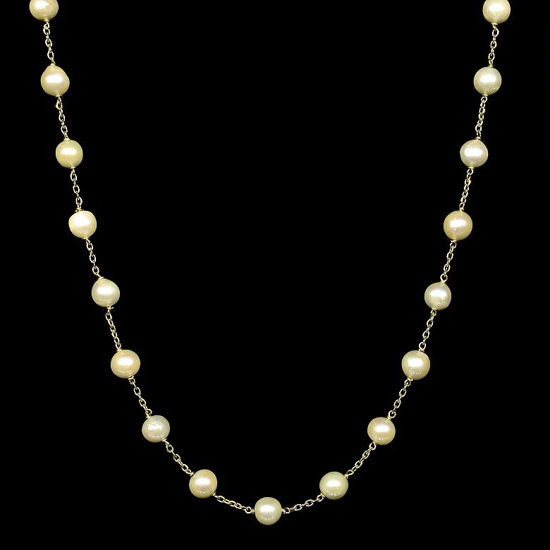 18 K gold and pearls necklace.