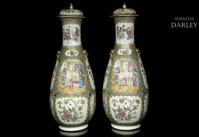 Pair of lidded vases, famille rose, Canton, 19th century