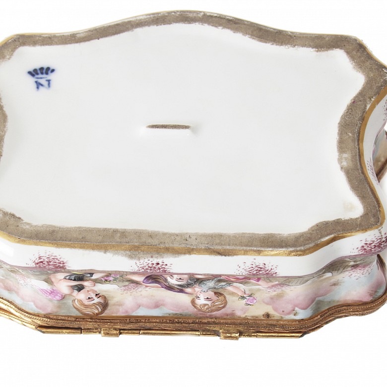 Capodimonte ceramic box, 19th-20th century