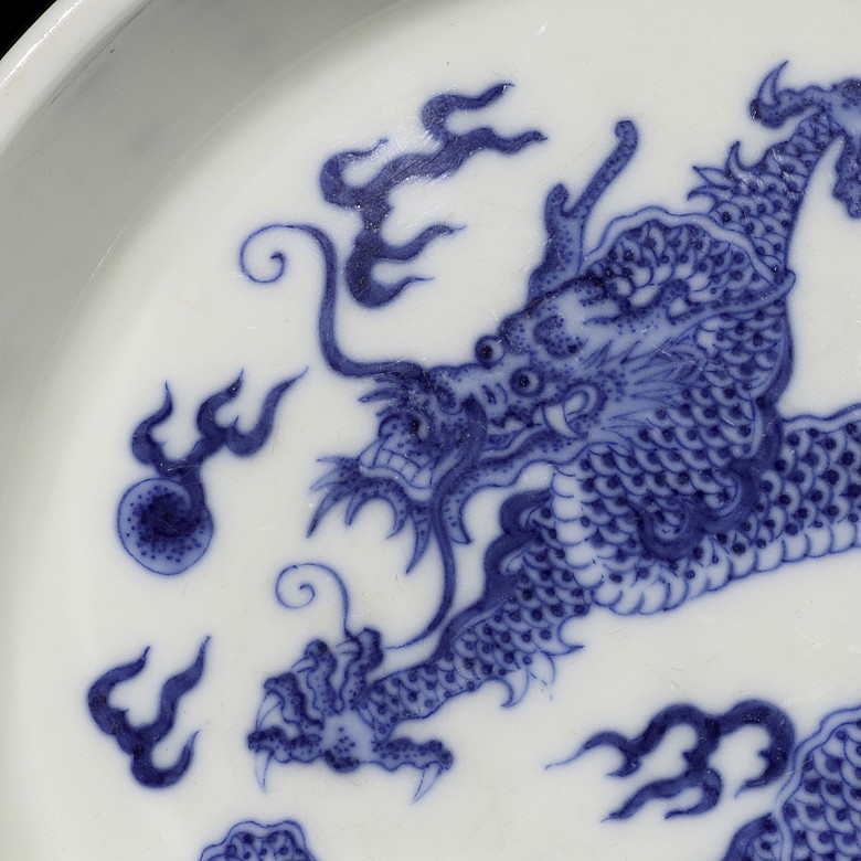 Small porcelain plate with dragon, with Kangxi marking