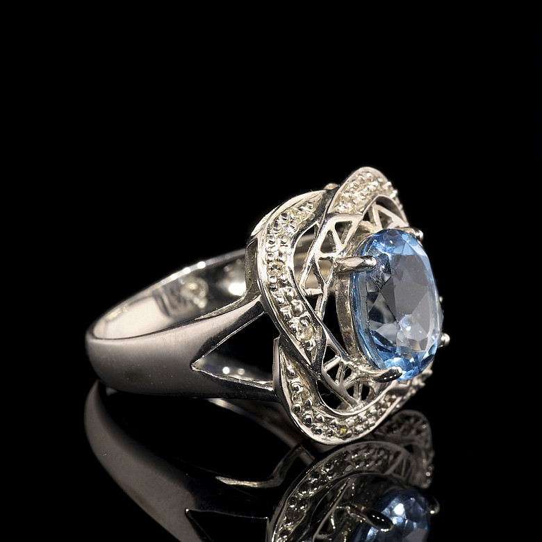 Anillo en oro blanco de 18 k con topacio azul y diamantes - 2