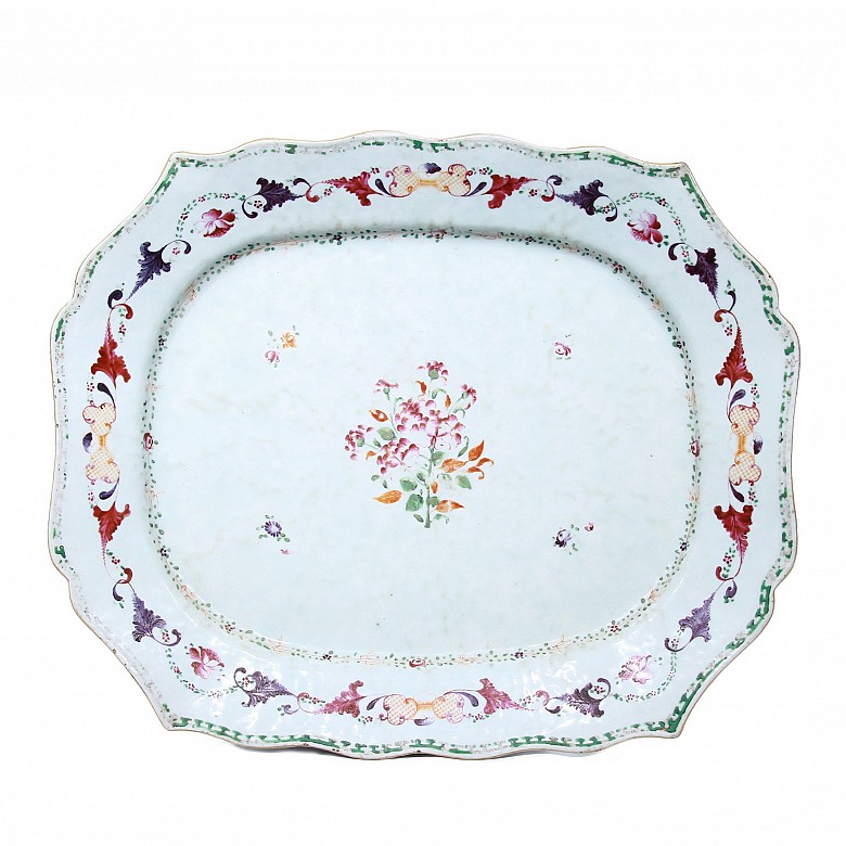 A large famille rose tray, Qing dynasty.