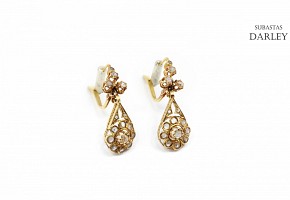 18k yellow gold earrings with old-cut diamonds.