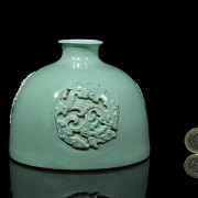 Porcelain bottle enameled in green, 20th century - 7