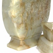 Jarrón de jade tallado, dinastía Qing.