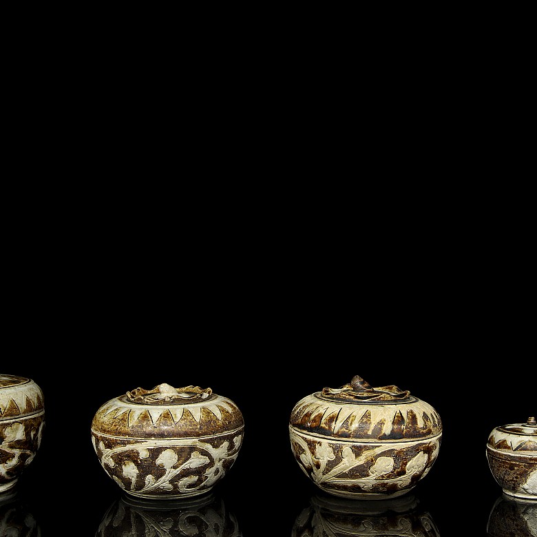Lot of four ceramic vessels, Thai, Sawankhalok, 14th - 16th centuries - 7