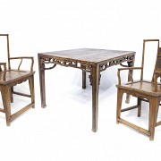 Mesa y dos sillas de madera, China, ffs.s.XIX