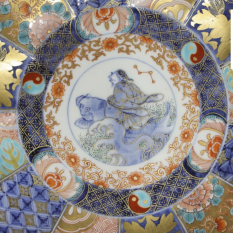 Plato lobulado de porcelana esmaltada, Japón, S.XX