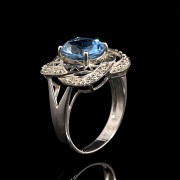 Ring in 18k white gold with blue topaz and diamonds