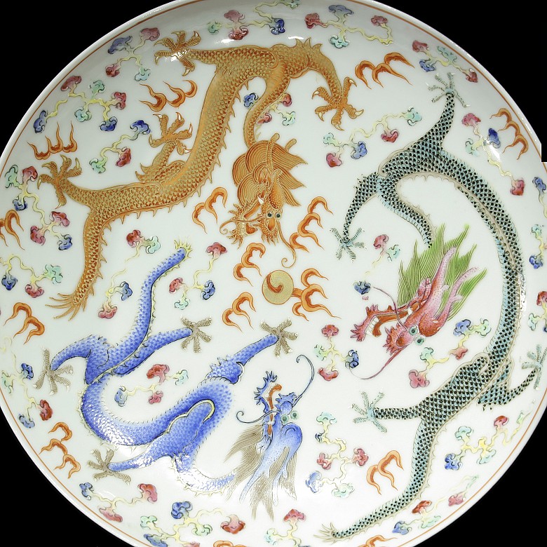 Plato de porcelana esmaltada, S.XX