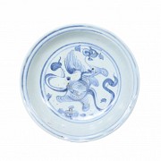 Plato azul y blanco, dinastía Ming, ffs.s.XV-pps.s.XVI.