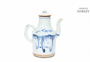 Ceramic teapot in blue and white, Swatow, late Ming, 17th century