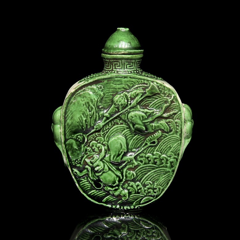 Green-glazed porcelain snuff bottle - 1