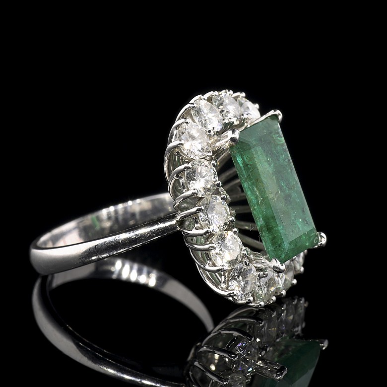 18k white gold rosette ring with emerald and brilliant-cut diamonds