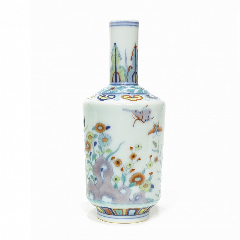 Pequeño jarrón floral esmaltado, Yongzheng (1723 - 1735)