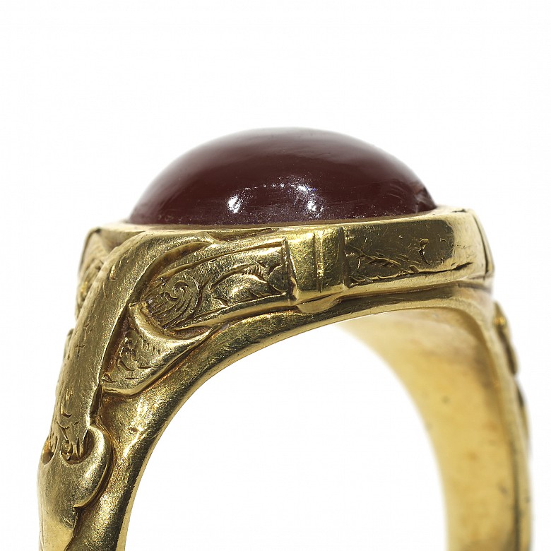 Gold ring with an agate on the centre