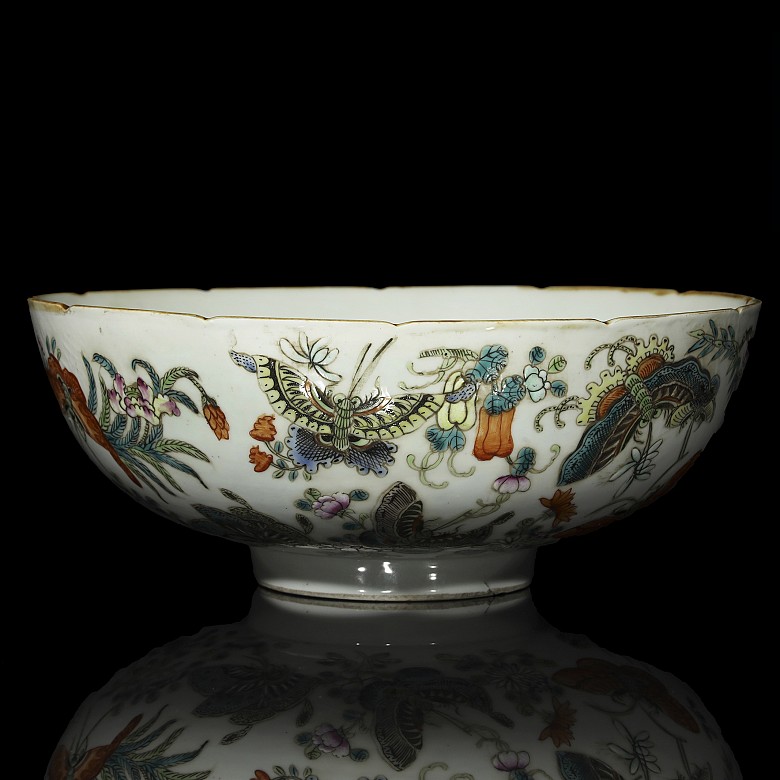 Glazed porcelain bowl, with Jiaqing seal. - 1