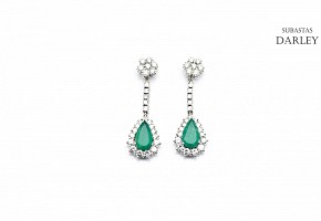 Long earrings set in platinum, 3.90ct diamonds and emeralds.