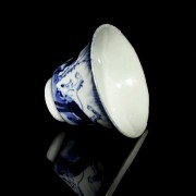 Pequeña taza de porcelana, azul y blanco, dinastia Qing