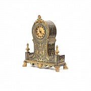 Reloj chapeado en bronce dorado y con marquetería Boulle