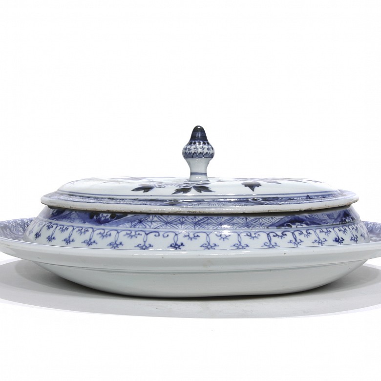 Chinese dish with lid, 20th century - 1