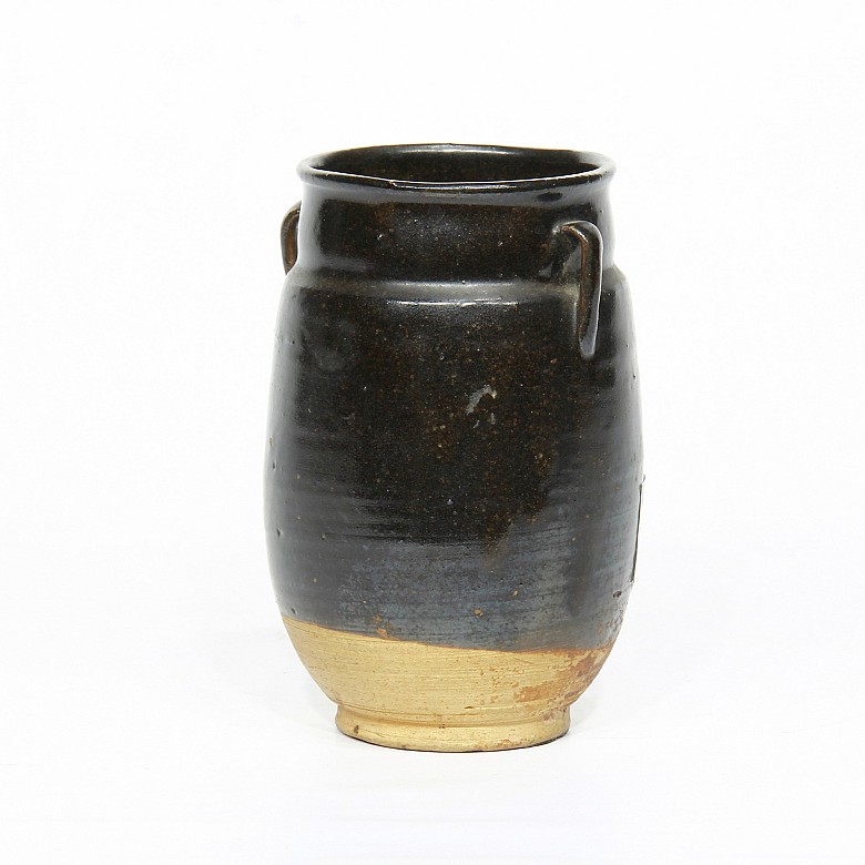Ceramic amphora, China.