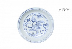 Plato de cerámica vidriada y decorada en azul, dinastía Ming