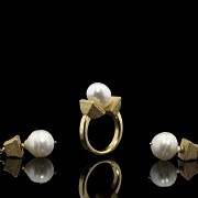 Juego de pendientes y anillo de oro amarillo 18 k y perlas
