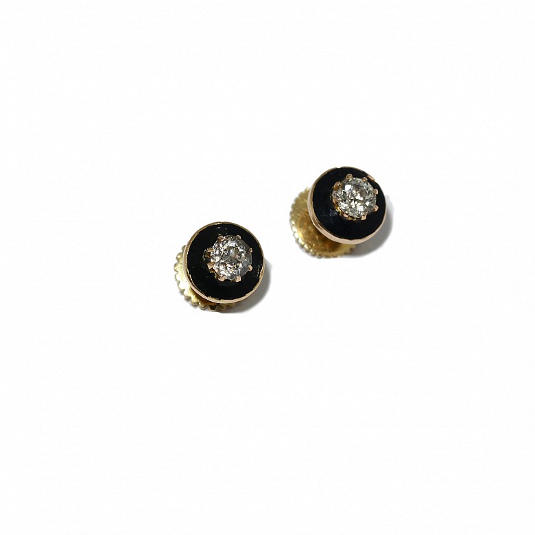 Earrings in 18k yellow gold with enamel and a diamond