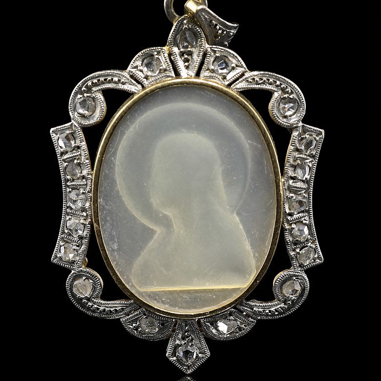 Medalla con una Virgen de nácar, montada en oro blanco de 18 k