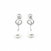 Earrings in 18 k white gold, diamonds and white pearls.