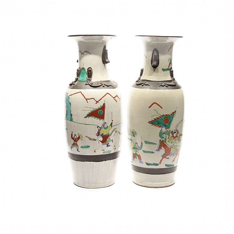 Pareja de jarrones de cerámica con escenas de batalla, China, s.XX