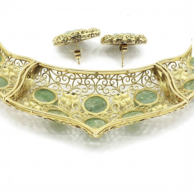 Set in 18k yellow gold and carved jade.