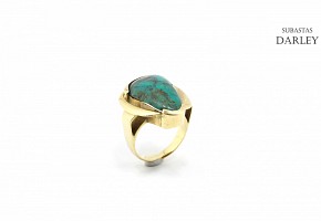 Ring in 18k yellow gold with natural turquoise.