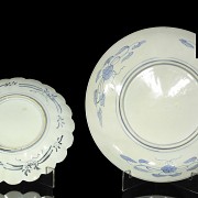 Two Japanese porcelain plates, Imari, 20th century.