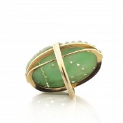 A 14 k gold ring with carved jade