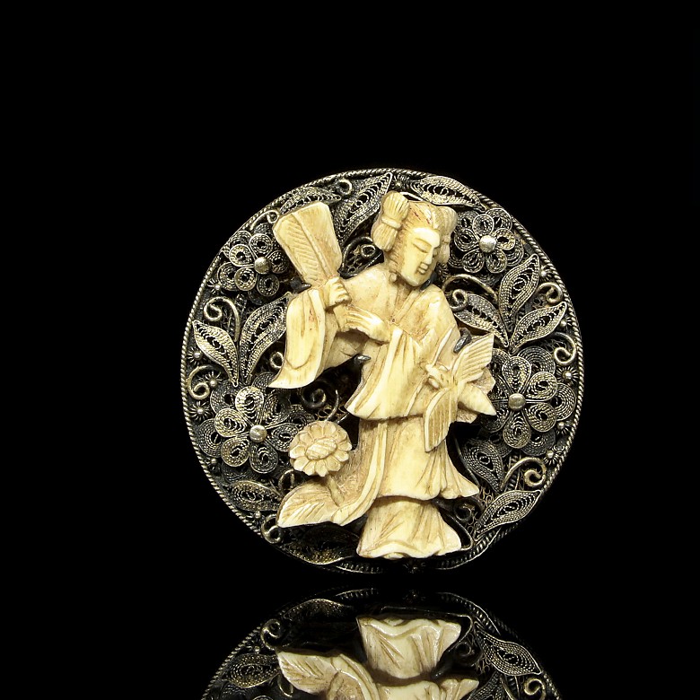 Chinese silver brooch with a lady, 19th - 20th century