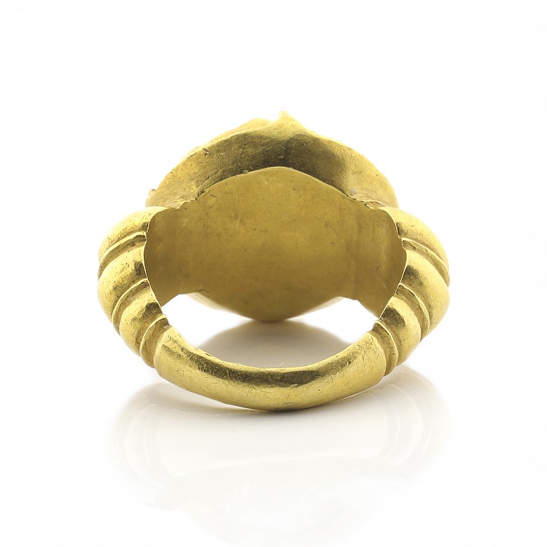 A yellow gold 22 k ring, with translucent quartz set