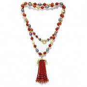 Long necklace in 18k yellow gold with coral and pearls.
