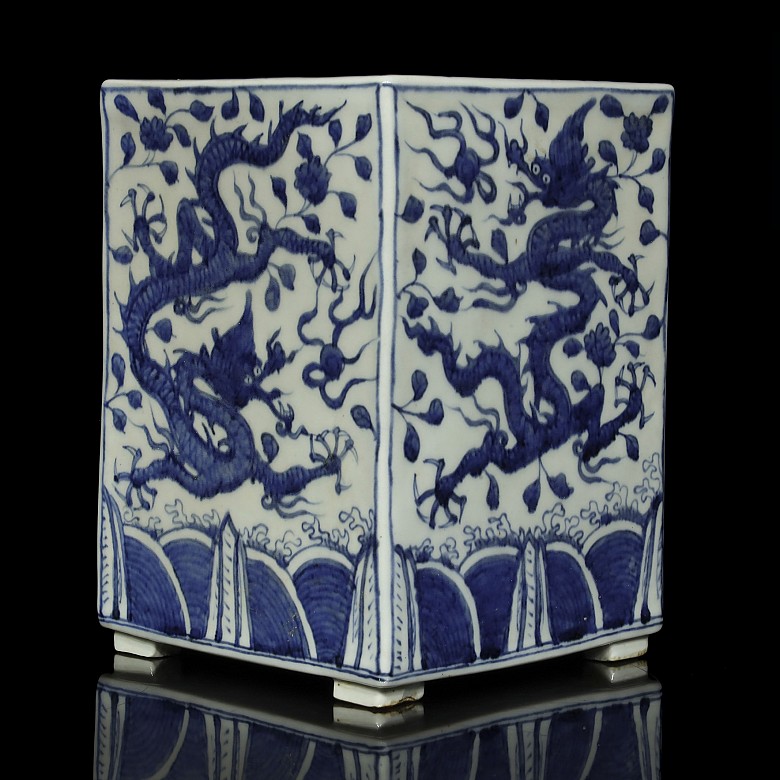 Macetero, azul y blanco, con dragones, estilo Ming
