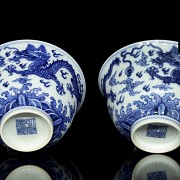 Pareja de cuencos, azul y blanco, con marca Qianlong