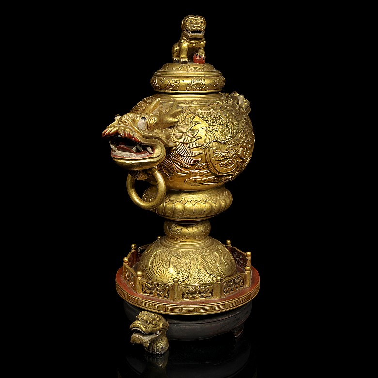Gran recipiente de piedra tallada, dorada y policromada, dinastía Qing